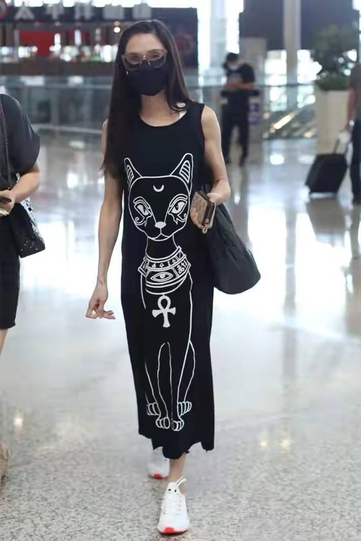 颜色|李若彤身材干瘦，漂亮都是修图出来的，脖颈满是皱纹是真实老人！