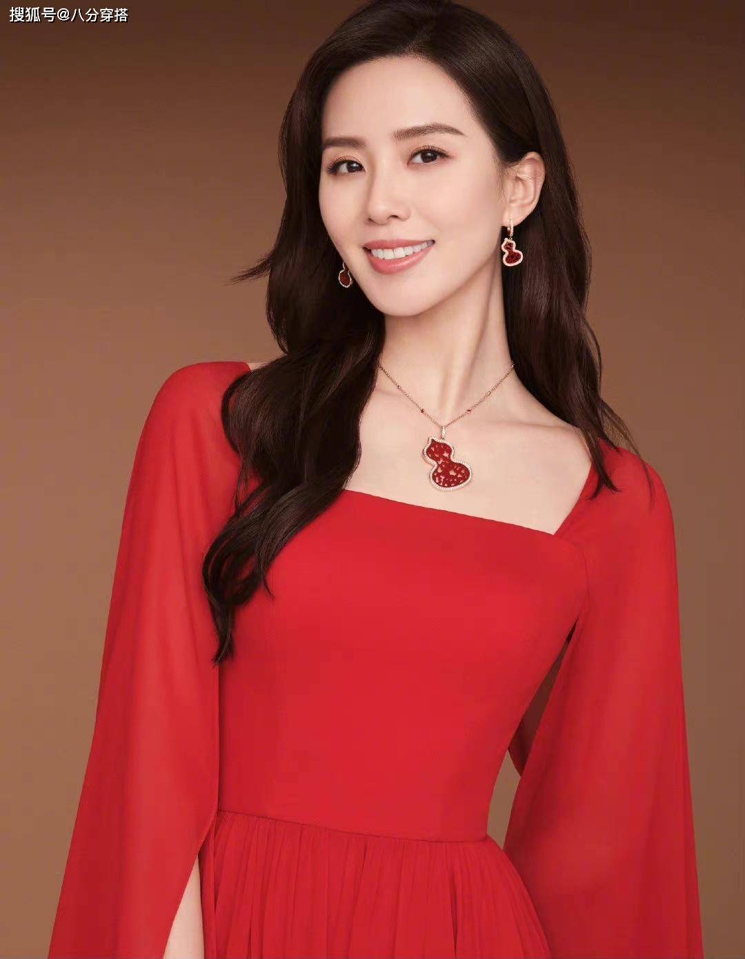 蓝色|刘诗诗气质这块就没输过，蓝色西装配百褶裙知性干练，优雅大方