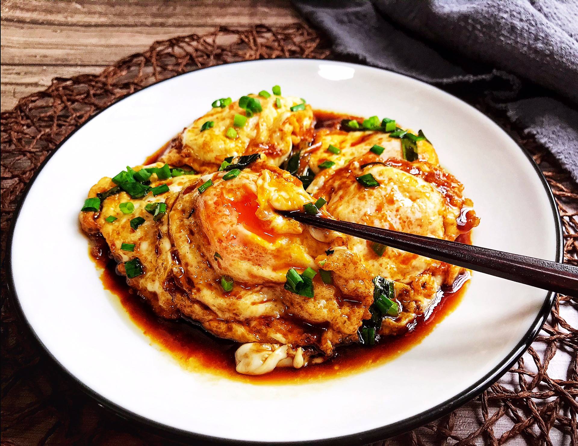 不然就是炒鸡蛋,怎么吃都腻了,所以下面我们就把鸡蛋换个新吃法,红烧