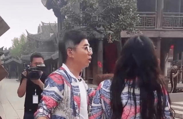 显得|网友偶遇钟丽缇拍戏，没修图的脸僵硬老得不真实，一点不自然！