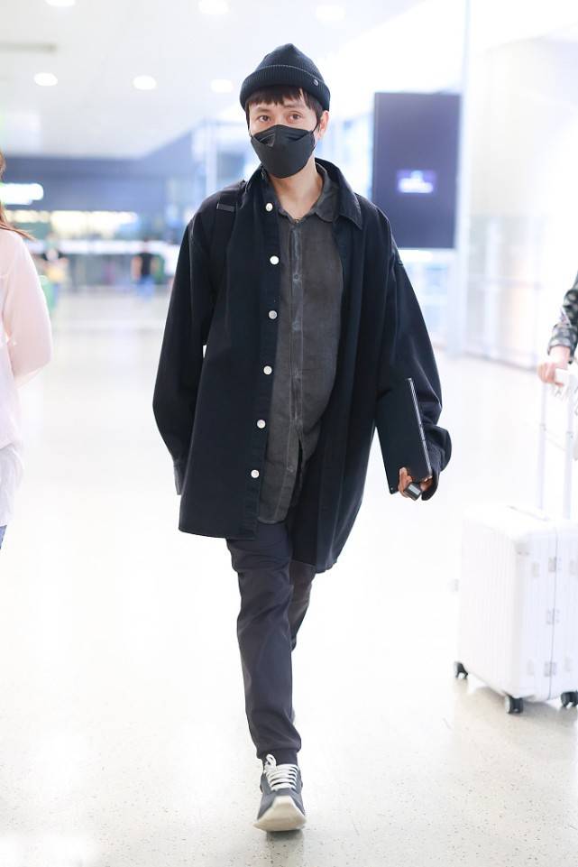 层次感|陈坤造型真“不怕矮”，用宽松单品打造潮流，这样穿初秋值得试试