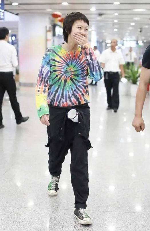 中性|窦靖童又作妖，彩虹T恤配背带裤中性利落真个性，品味和妈没得比