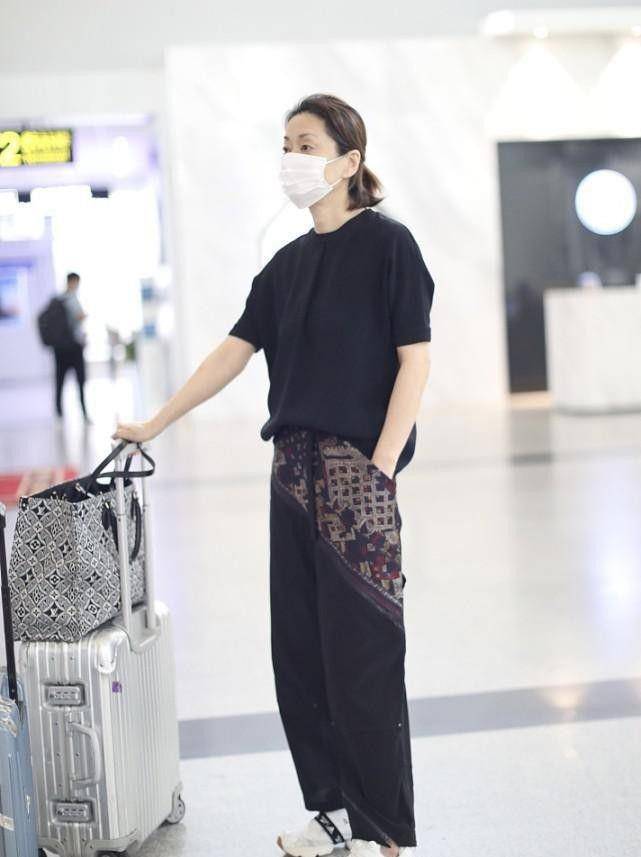 球鞋|58岁毛阿敏也太时髦了,一身黑配小啾啾发型,不见老态反而更减龄