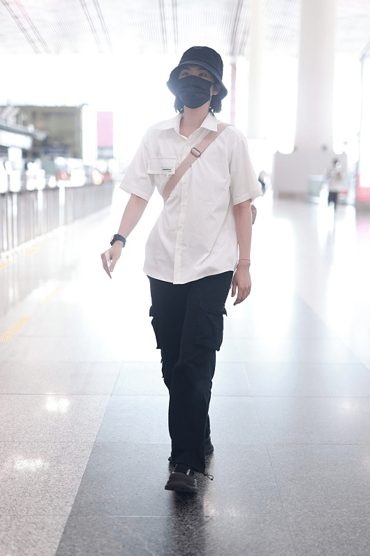 千金|孟晚舟的妹妹姚安娜不像富家千金,穿搭挺普通的,跟路人没区别