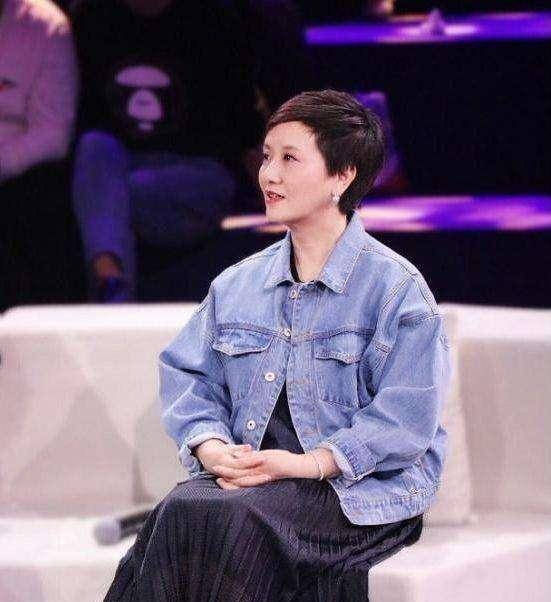 黑色|52岁陈红也变老发福,穿印花裙搭宝石难掩土气,越长越像倪萍