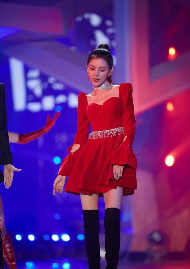 张予曦|张予曦化身丝绒靴狂热粉，秋季上演下衣失踪太性感，美腿惹人羡