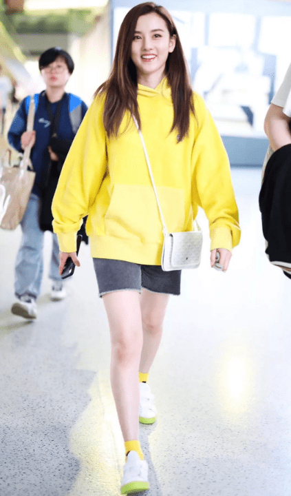 祖儿|宋祖儿短发更少女，穿芒果卫衣显白又显嫩，裤子设计有心机