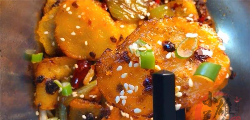 加入适量|酒店干锅土豆片做法，香辣过瘾，做法简单，好吃都不想放下筷子