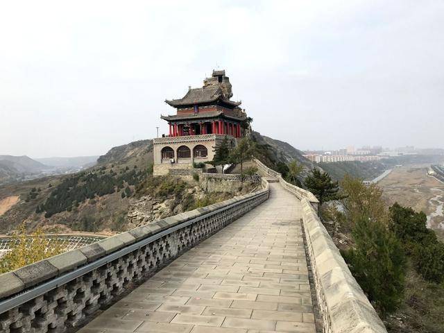 陕北有座“驼峰山”，绵延1公里的山脊像刀背，挤了100多座古建筑