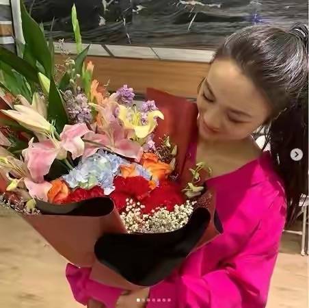 状态|汤唯拍片的现场照，脸蜡黄有些纹路但皮肤紧致，气质状态太好了！