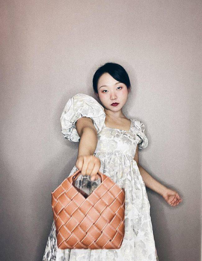 设计|辣目洋子真是自信满满，烟熏小丑妆配双马尾，穿件T恤就好看
