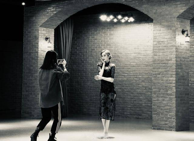 魅力|刘令姿：演艺小花旦拍黑白大片，穿旗袍秀出苗条身材，令人惊艳！