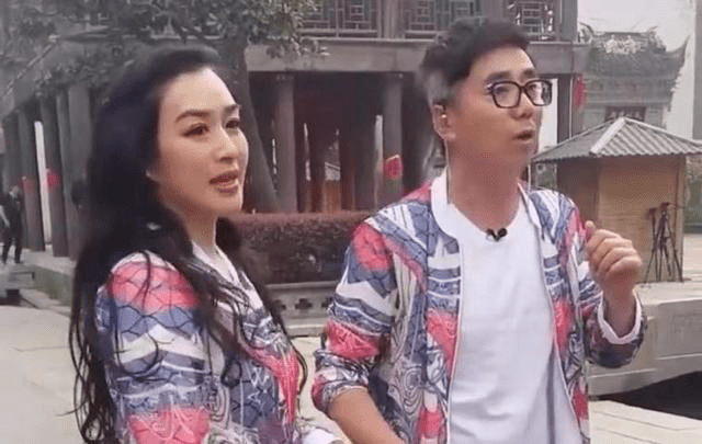 显得|网友偶遇钟丽缇拍戏，没修图的脸僵硬老得不真实，一点不自然！