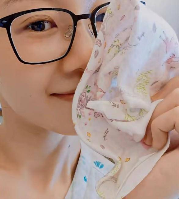 老公|郑恺妻子苗苗因担忧女儿失眠，熬夜自制口水巾，懒理老公事业风波