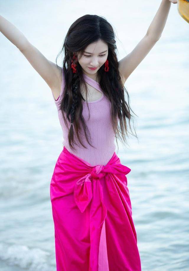 拳击|宋妍霏真的太会穿了，时尚大片诠释色彩美学，“拳击辫”尽显帅气