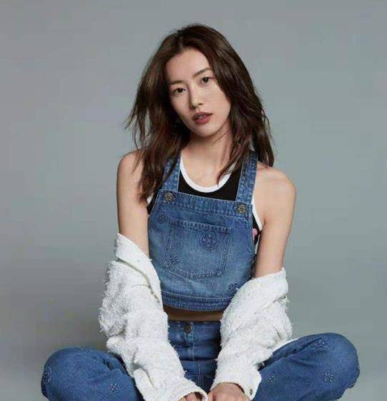 黑色|33岁刘雯走甜美风格,穿露腰牛仔服配香奈儿包,瘦得都有腰窝了