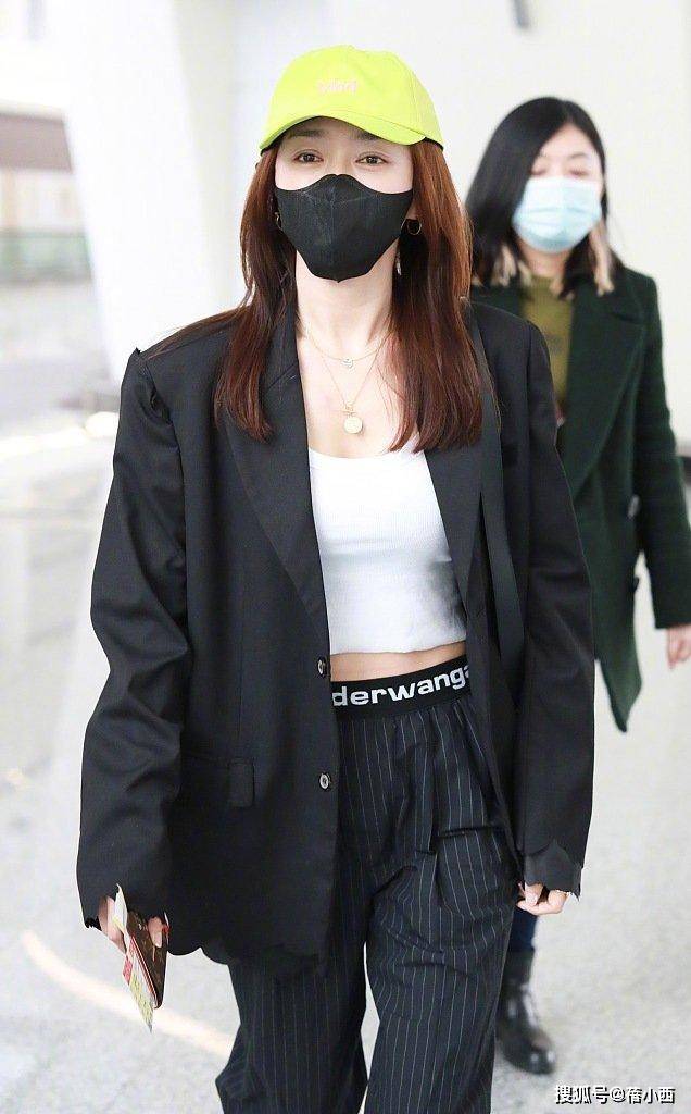 女孩子|42岁的秦岚潇洒又自信，2件衬衫叠穿再配短裤，时尚减龄气场不俗