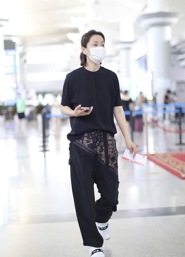 球鞋|58岁毛阿敏也太时髦了，一身黑配小啾啾发型，不见老态反而更减龄