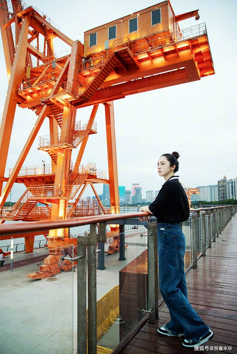 董璇|董璇穿衣太随意了！衬衫“塞进”裤腰里真老套，换个方法会更时髦