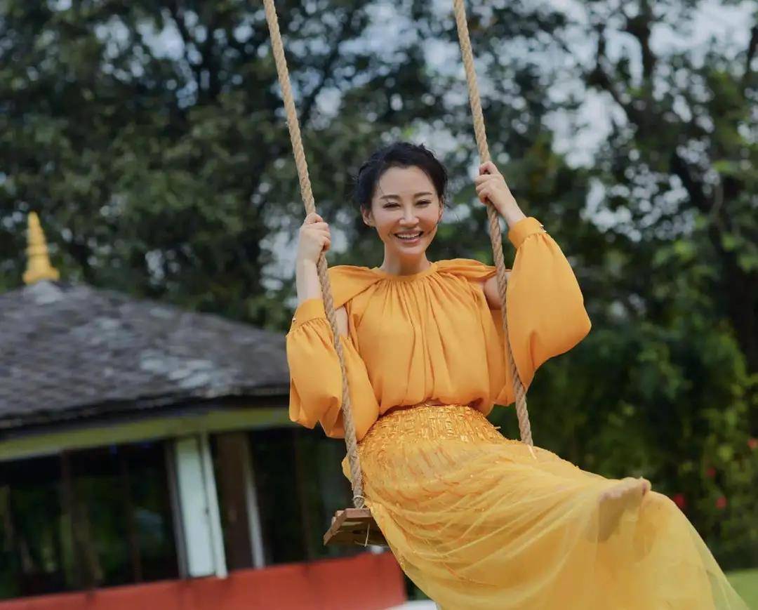 粉色|52岁许晴真敢“作妖”，白色T恤配7分裤走机场，哪像是奶奶辈的人