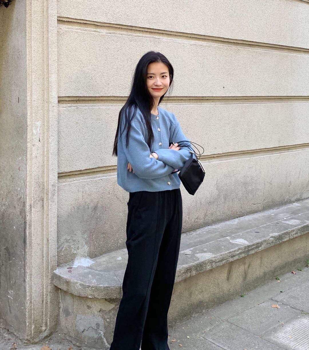 下装|30岁女人多穿针织开衫,今年流行搭配这4条裤子,很优雅又显瘦!
