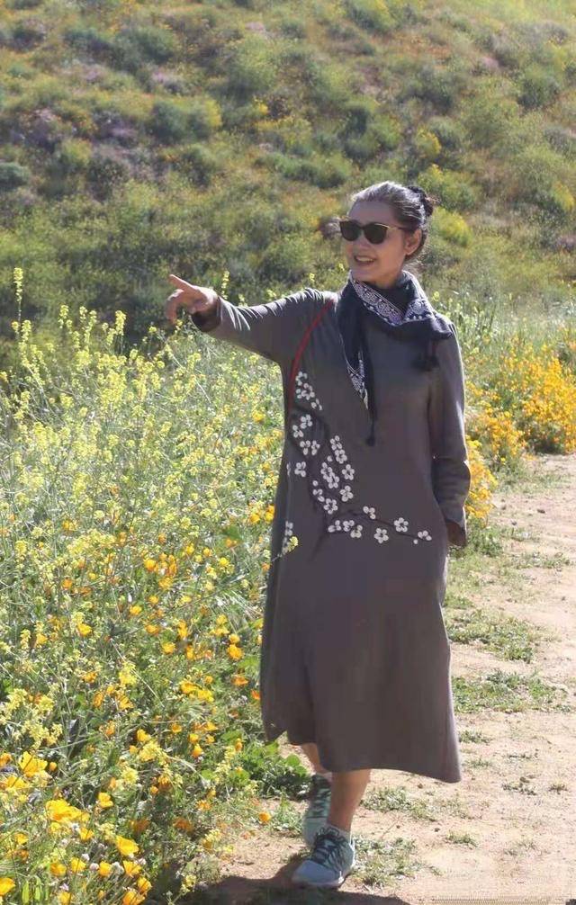 进行|姜黎黎头发也白了，盘发髻配素雅长袍韵味十足，无惧岁月老得优雅