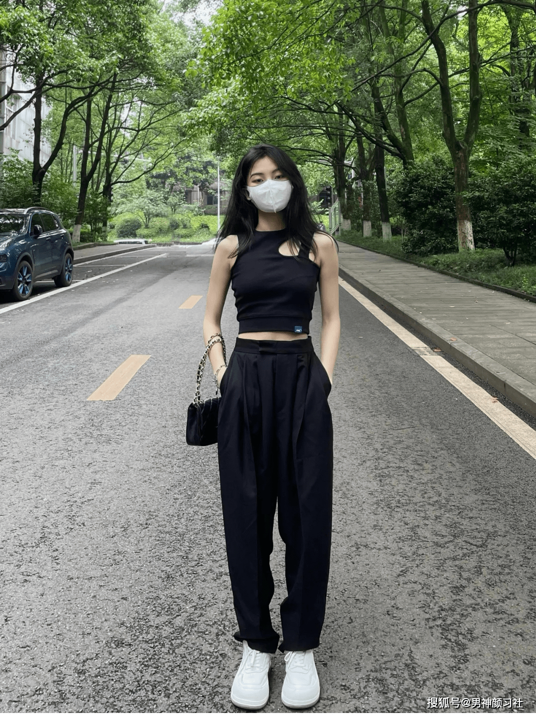 黑色|请放下“渣女吊带”，你已经到了该穿又嗲又撩的吊带T恤的年纪