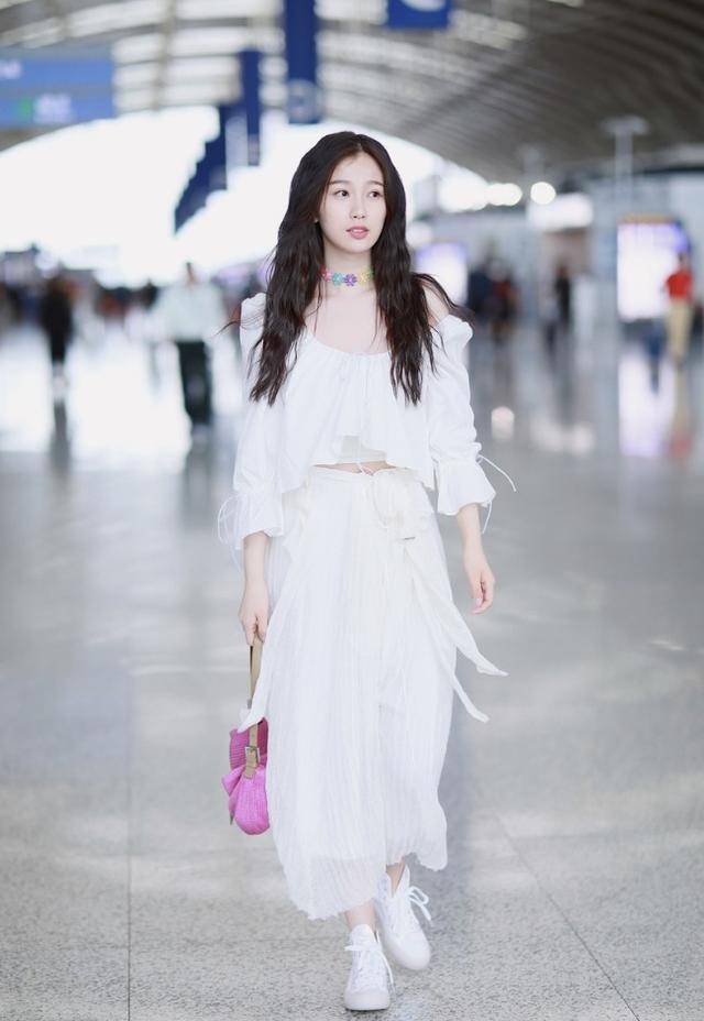 灵气|虞书欣笑容甜美,一身白色穿搭似“仙女”,造型灵气让人喜欢