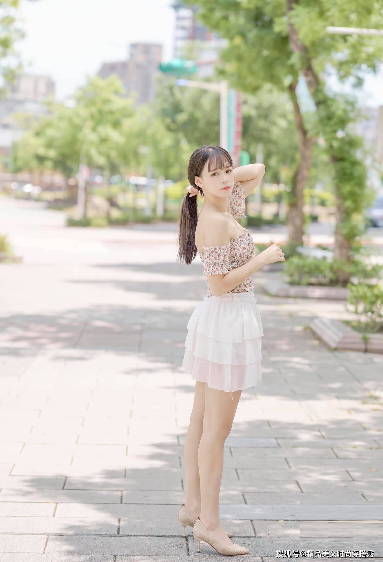 小白|性感优雅的抹胸碎花小衫配白色蛋糕小白裙，撑起街头亮丽风景线