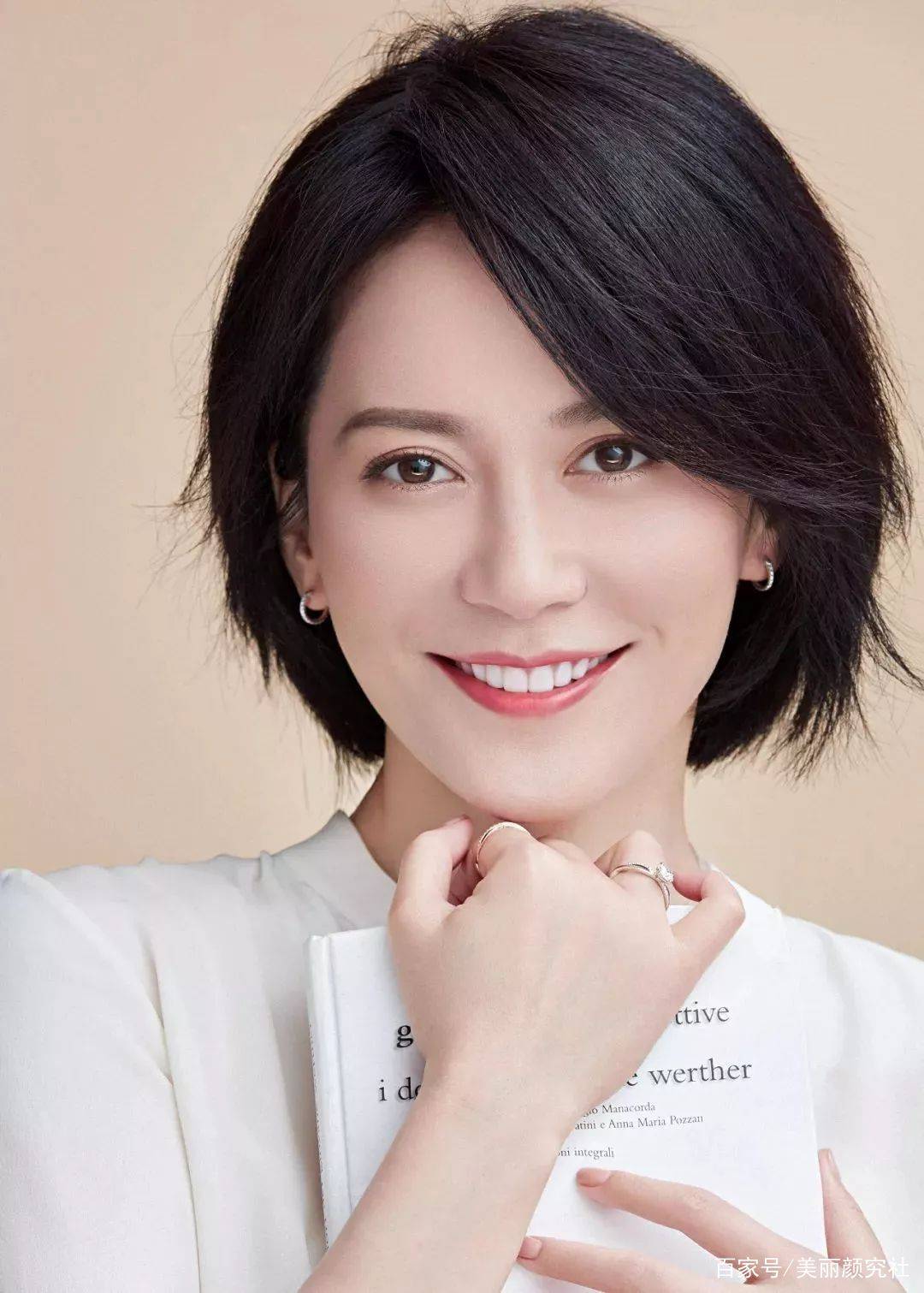 女神|她是偷偷吃了“防腐剂”吧!二十年前的长相和现在有差别吗?