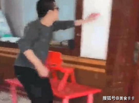 寶爸|爸爸故意高高掛起零食，4胞胎萌寶合力斗智斗勇，奪取零食