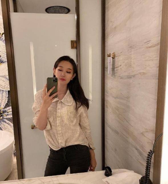 设计|孙一文不愧是体育界的颜值担当，穿小香风衬衫自拍，穿衣品味好高