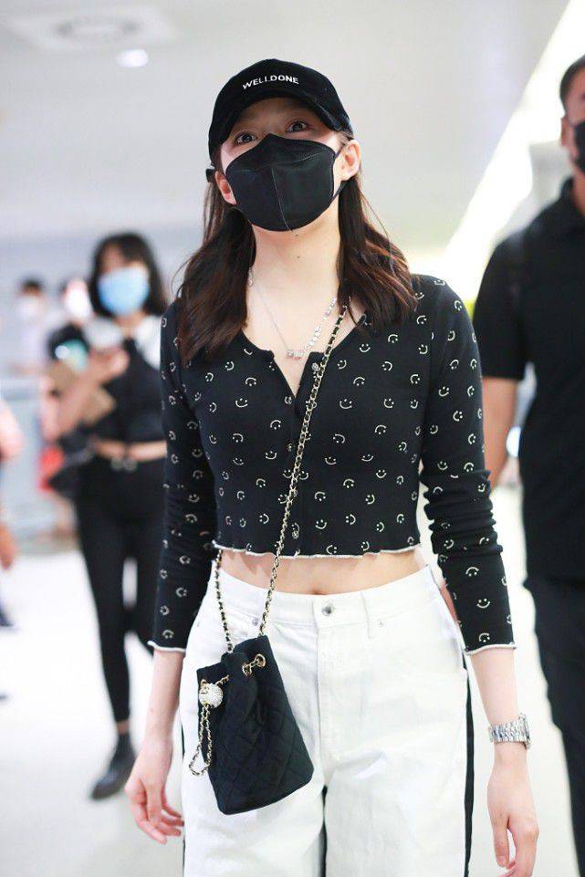 黑色|关晓彤一身黑色男友力爆棚 个人风格太强了