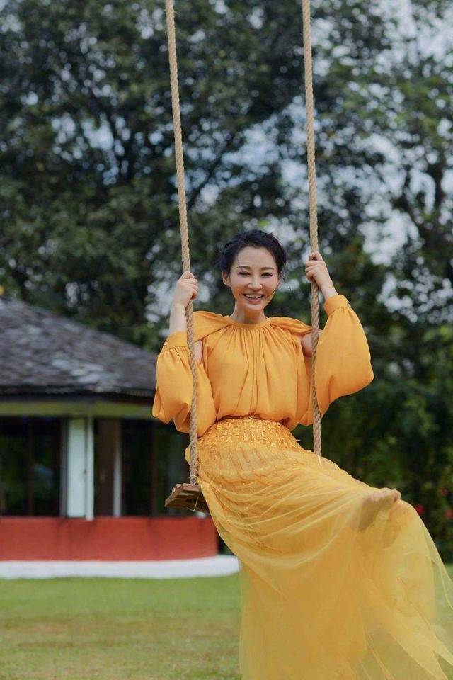 设计|51岁许晴不服老，穿玫红裙扎小马尾超减龄，还像年轻人一样敢穿