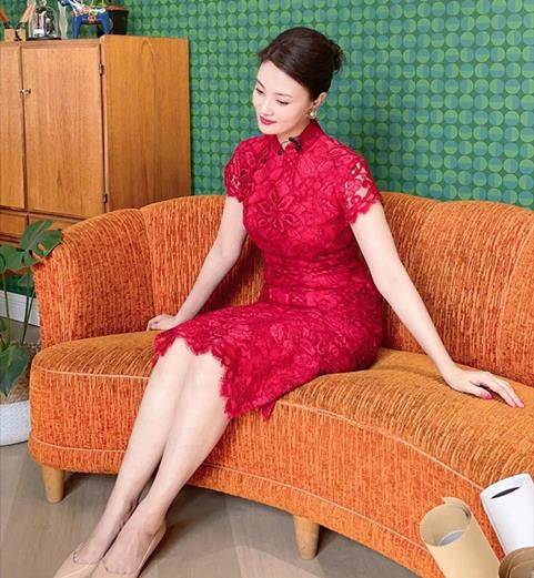 魅力|央视主持刘芳菲裙生活近照，穿旗袍画柳叶眉，腰上三圈赘肉好富态