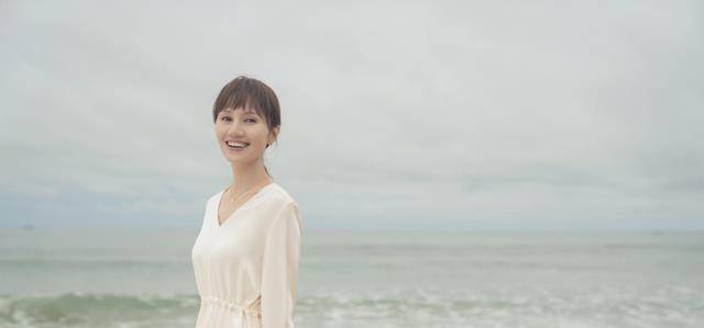 时间|袁泉原来也这么敢穿,不仅服装搭配很大胆,腿上红丝袜更惹眼