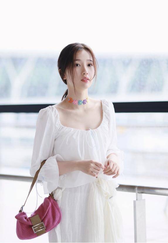 灵气|虞书欣笑容甜美,一身白色穿搭似“仙女”,造型灵气让人喜欢