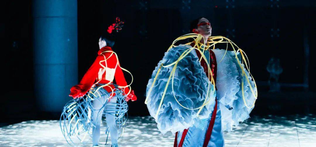 展演|惊艳！广州美术学院惊现赛博朋克沉浸式服装艺术展演-数艺网转