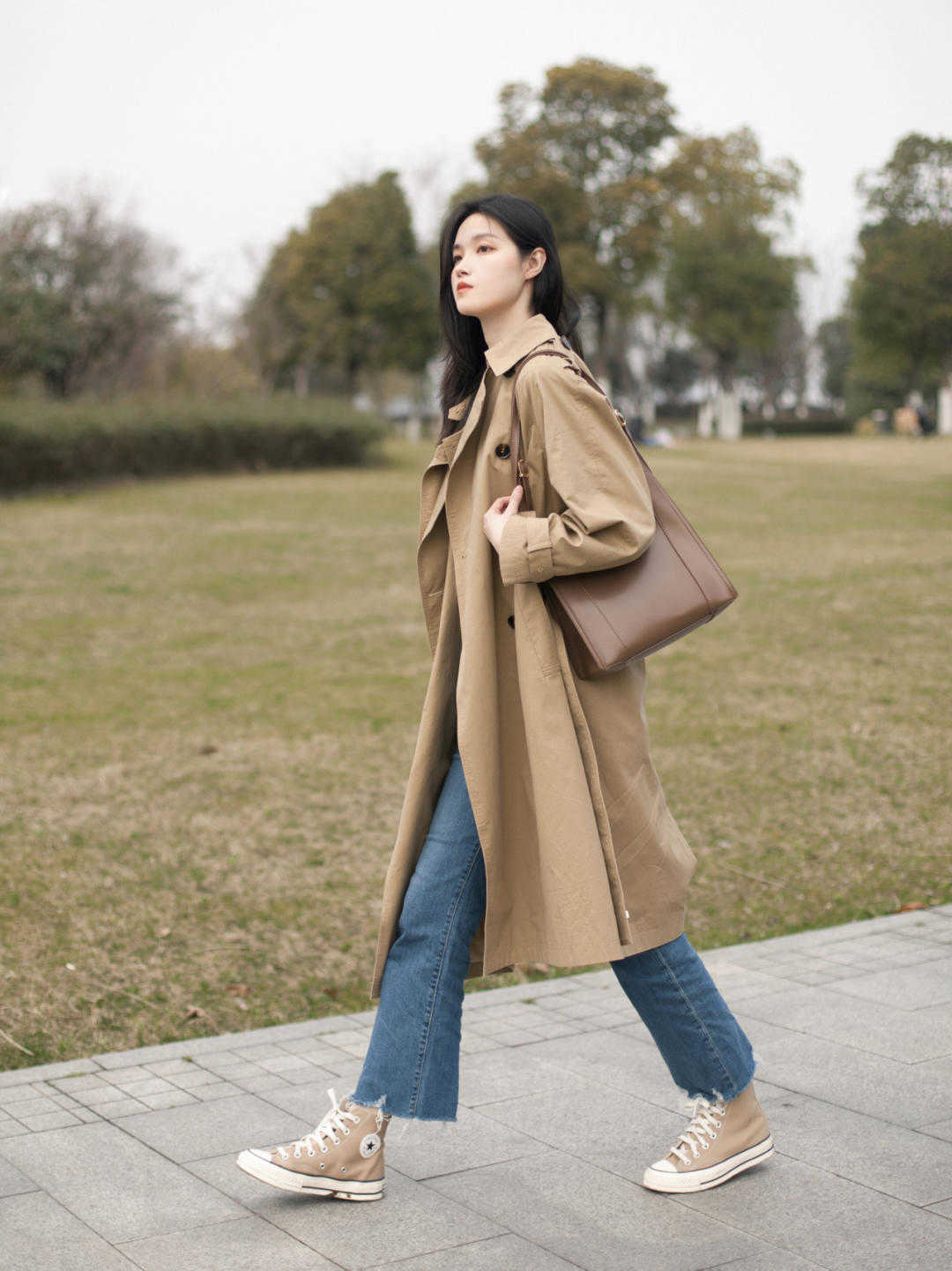 显得|秋季胖女孩怎么穿？卡其色风衣搭配牛仔裤高级优雅，显高还显瘦
