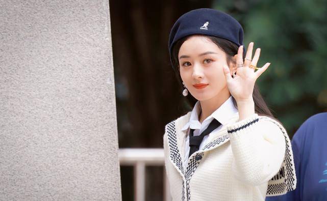 赵丽颖|赵丽颖似回18岁，穿白色针织衫搭百褶裙，越看越可爱呢！