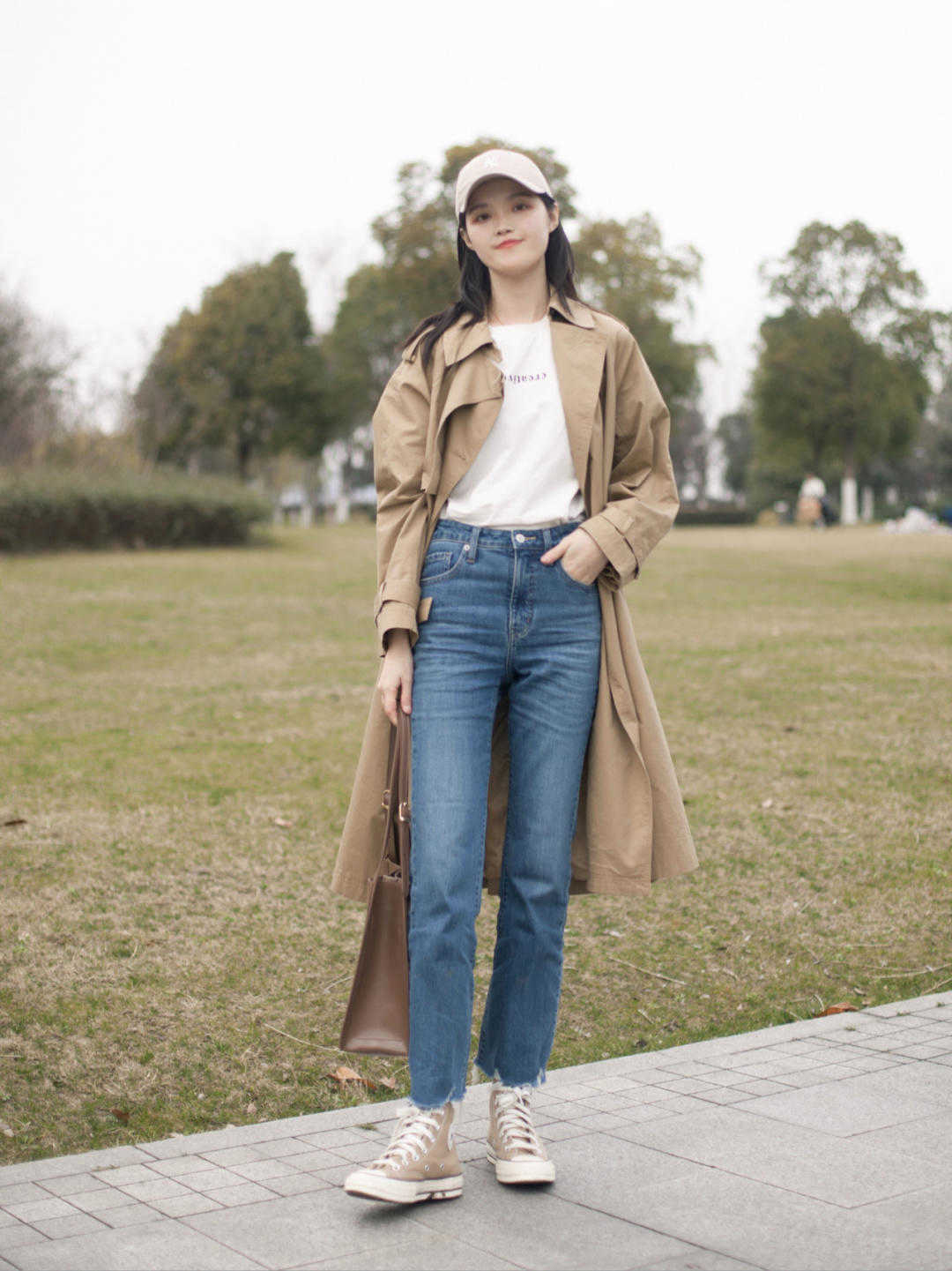 显得|秋季胖女孩怎么穿？卡其色风衣搭配牛仔裤高级优雅，显高还显瘦