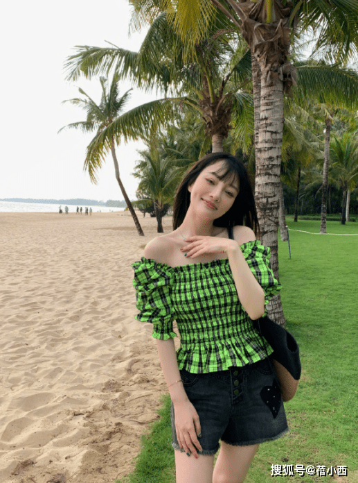 上衣|李小璐又不好好穿衣服了，穿宽松外套硬要扯下一边袖子，还挺时髦