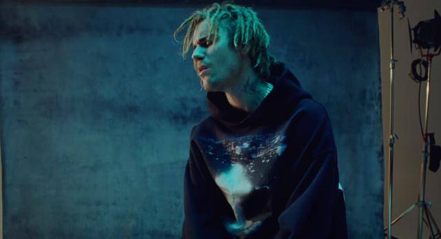 黑色|贾斯汀·比伯穿黑背带裤约会,海莉用迷你裙配合,长腿耀眼气场足