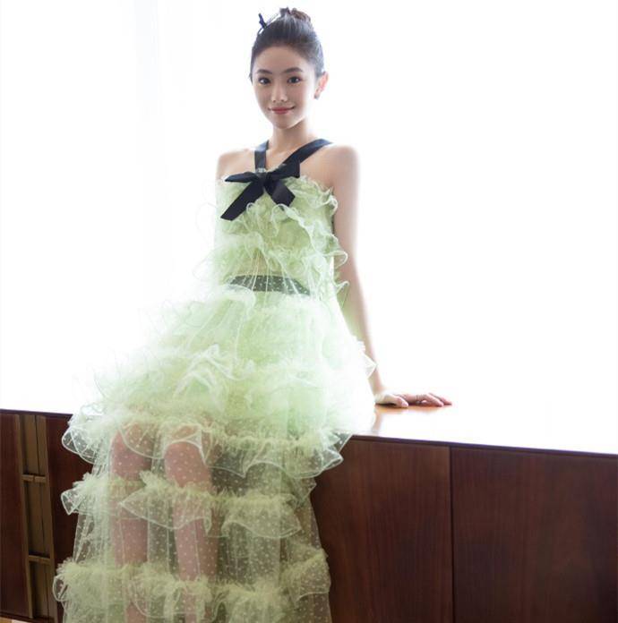 刘浩存|刘浩存刚过80斤太瘦了，穿蛋糕裙撑不起需用吊带固定，红毯惊艳了