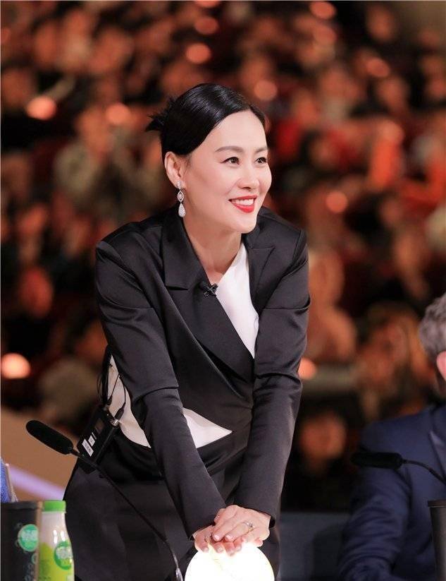 显得|又被邬君梅的气质感惊艳了，缎面西装配低丸子头，简约又大气