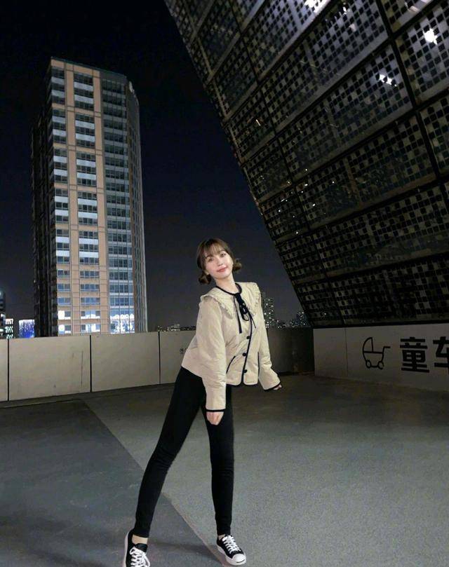 黑色|虞书欣不走甜美风超飒的,一袭银色亮片连衣裙华丽高级,成熟性感