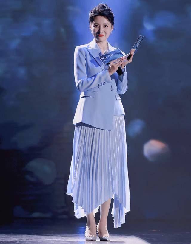 经典|52岁周涛真敢穿，大胆挑战00后穿的纱裙真减龄，不像奶奶辈的人