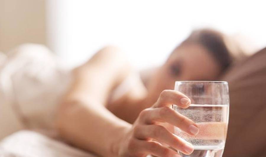 子宫|孕妇喝水要选对时间段，这4个时间补水，会让羊水更干净！