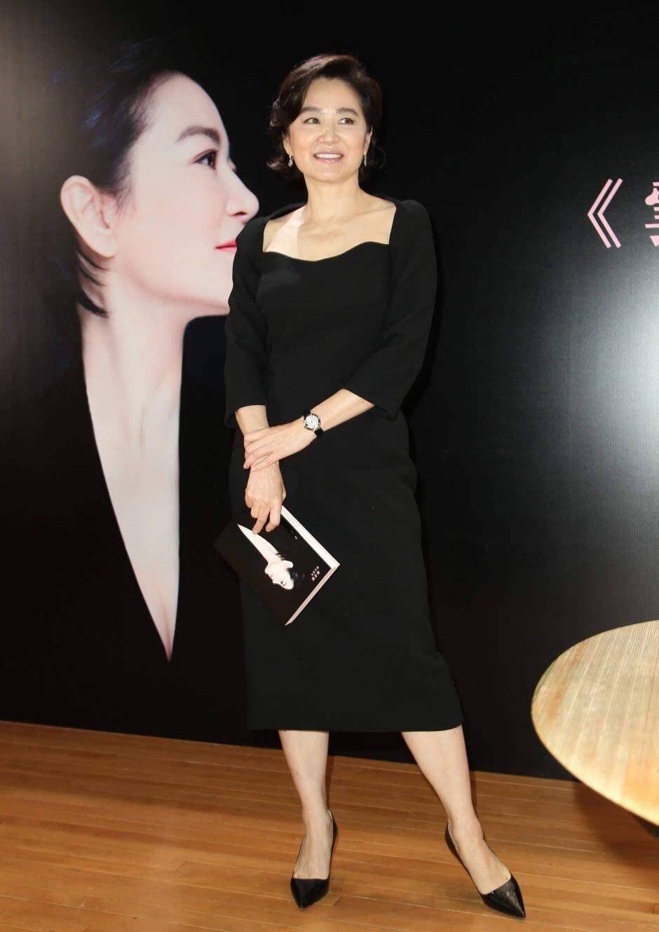 林青霞|林青霞老了更耐看，就算穿皱巴巴的“液体裙”，气质也像高级贵妇