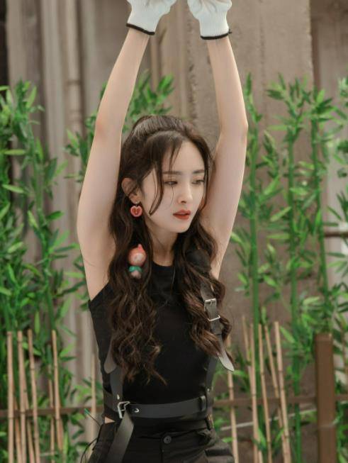 身材|杨幂身材好颜值高，穿搭适合20岁左右女生，气质好很大方